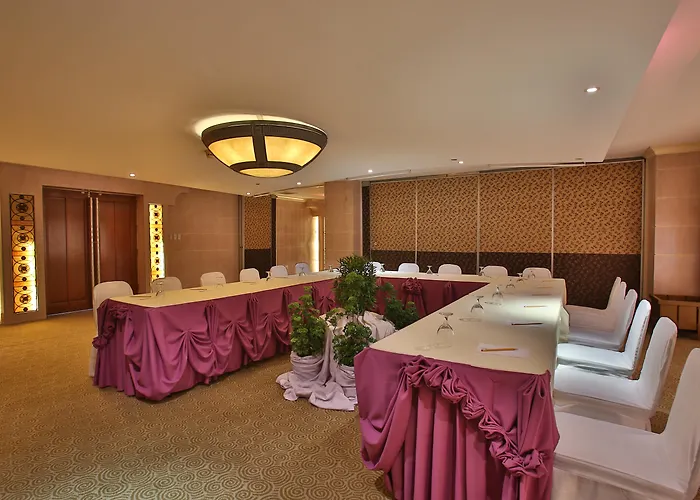 Hotel Crown Regency Mactan 4*