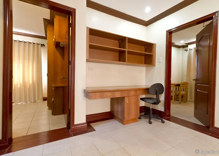 Hotel Crown Regency Mactan 4*